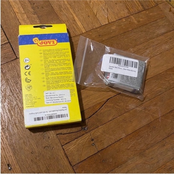 Modeling Clay NWT - Picture 2 of 4